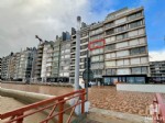 Bijzonder RUIM en deels vernieuwd appartement met BREED FRONTAAL ZEEZICHT, absolute toplocatie op enkele passen van de winkelstraat in Wenduine. Dit appartement gelegen op de 5de verdieping biedt u: een ruime woonkamer met subliem zeezicht (gevelbreedte van ruim 5,70m) en aangrenzend balkon, volledig ingerichte en open keuken, inkomhall met vestiaire en afzonderlijk toilet, nachthall, badkamer met douche en 2 ruime slaapkamers waarvan 1 met zuidgericht terrasje. Bovendien beschikt dit appartement nog over een private berging in de kelderverdieping en een vernieuwde elektrische installatie met blanco keuring! Een prachtaanbod op de zeedijk dankzij de royale oppervlakte en de uitzonderlijke gevelbreedte.
(24/005)